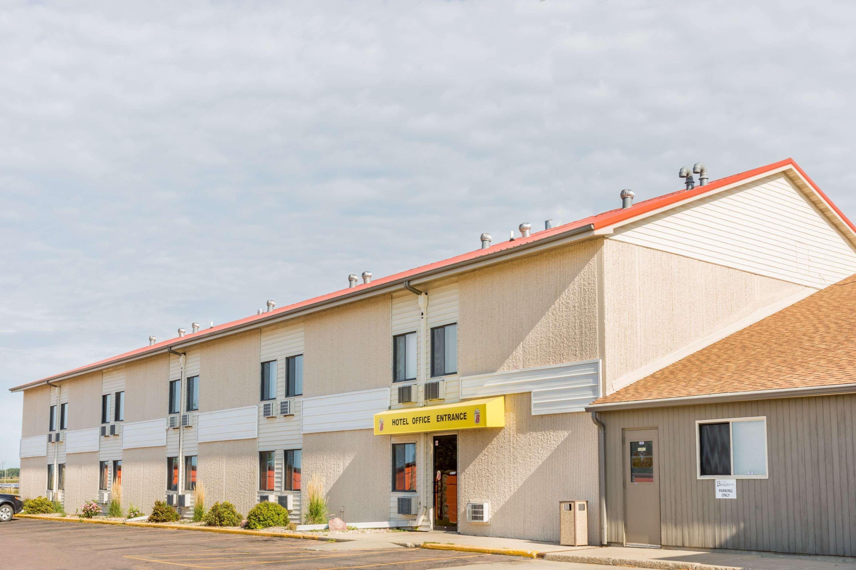Super 8 by Wyndham Luverne Eksteriør billede